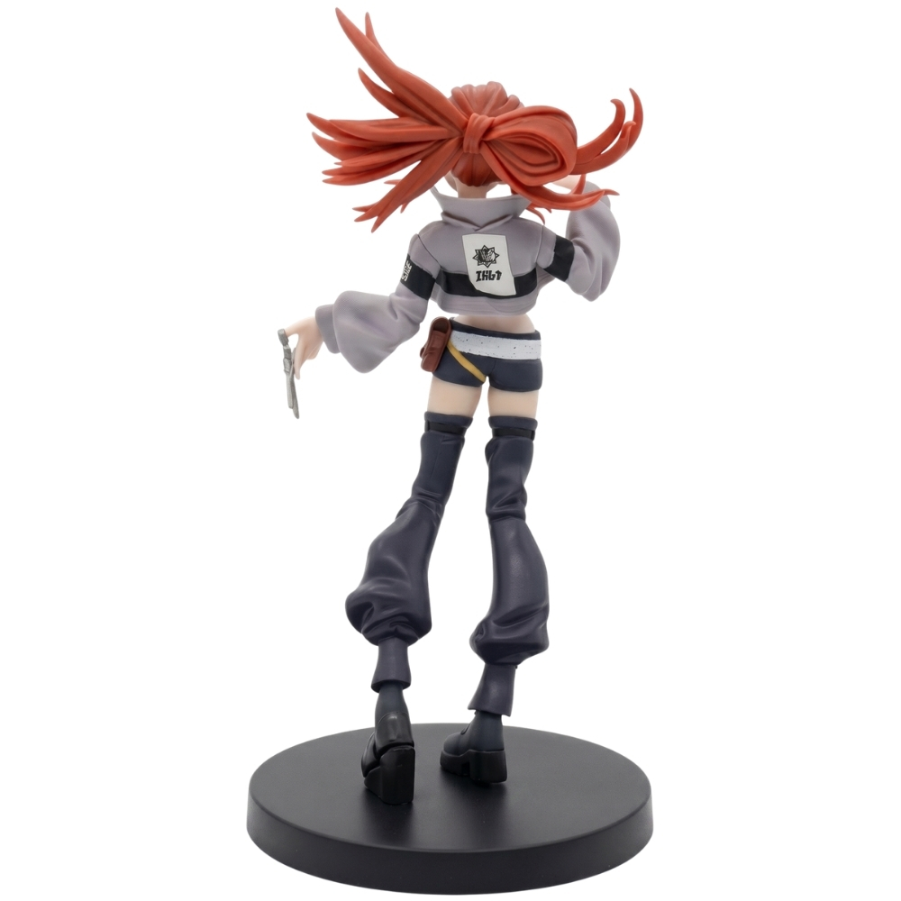 Una figura anime con capelli rossi, indossa un crop top grigio e pantaloncini neri.