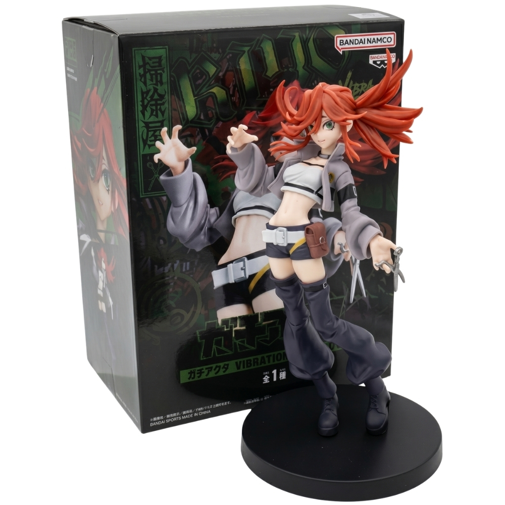 Statua anime di ragazza dai capelli rossi con grembiule e giacca, su base nera.