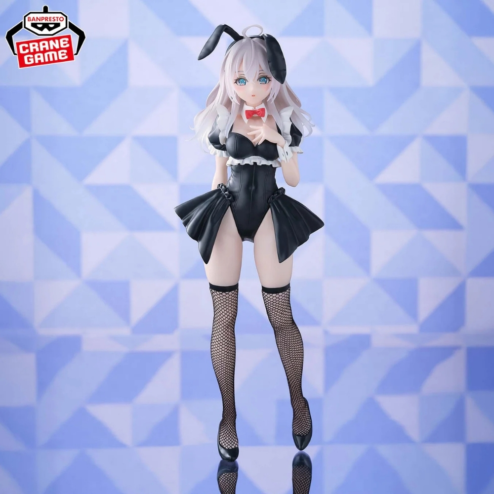 Figura de anime con orejas de conejo, traje negro y medias de red.