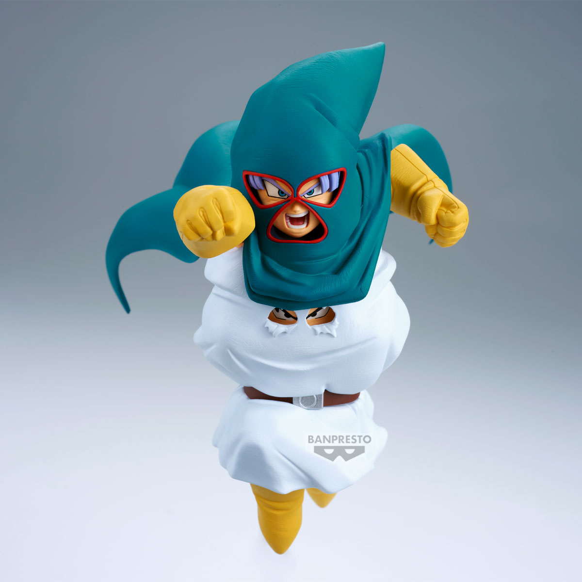 Figura con cappuccio verde, guanti gialli e abiti bianchi, in posa dinamica.