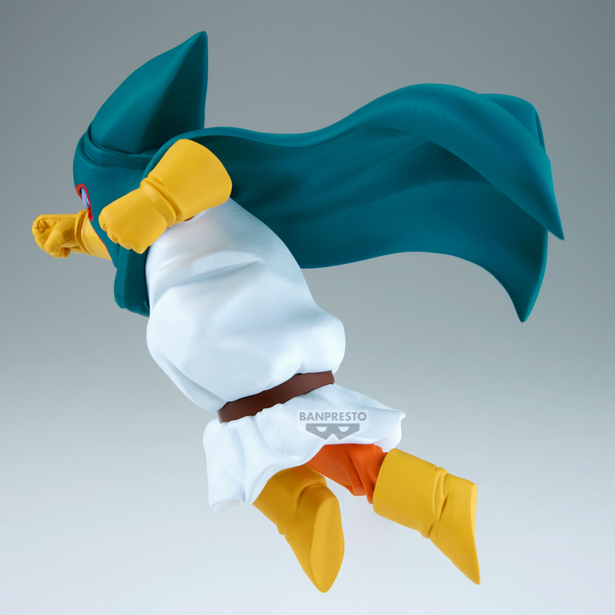 Statua con mantello blu, abiti bianchi, stivali e guanti gialli in volo.
