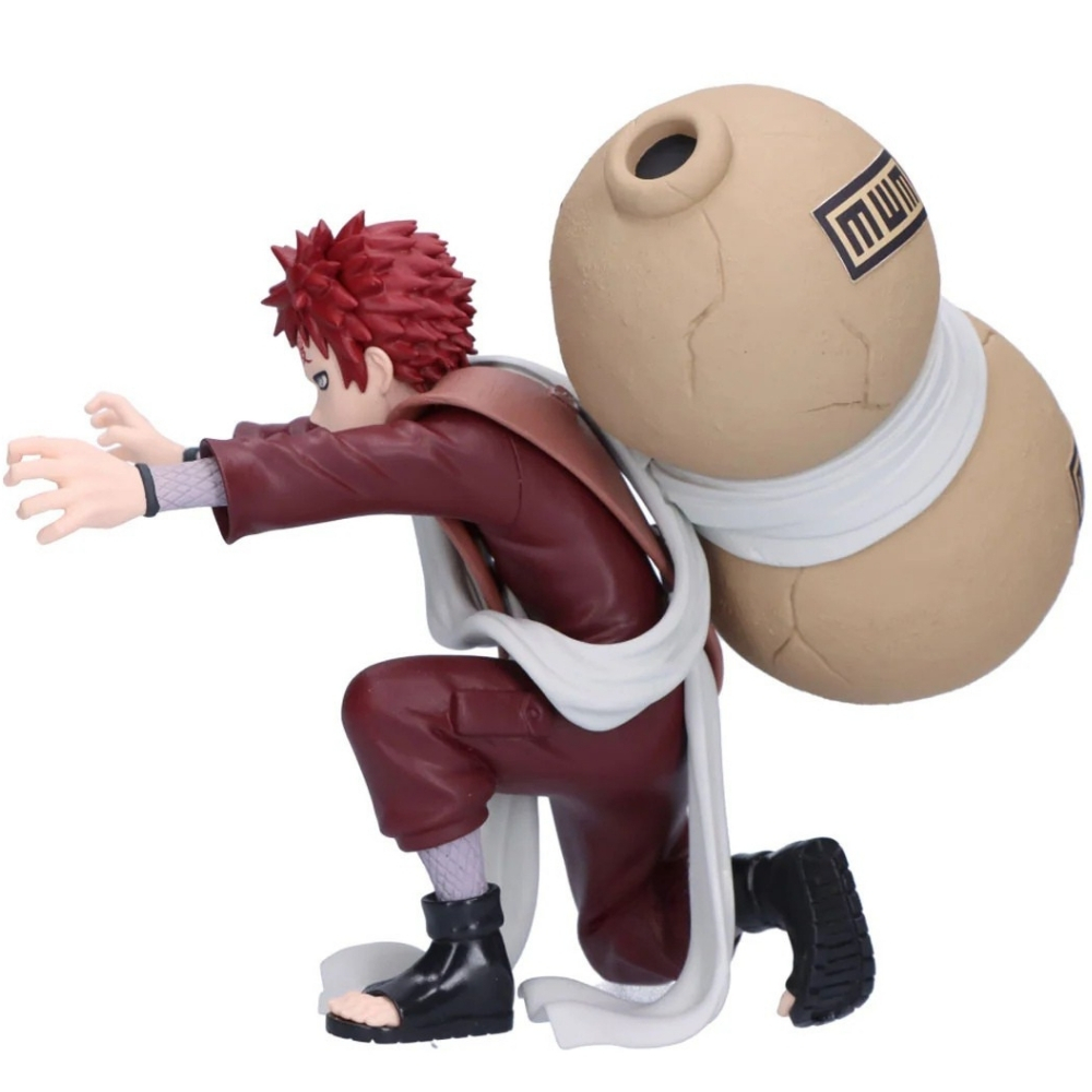 Una figura di Gaara di Naruto in ginocchio con una zucca sulla schiena.