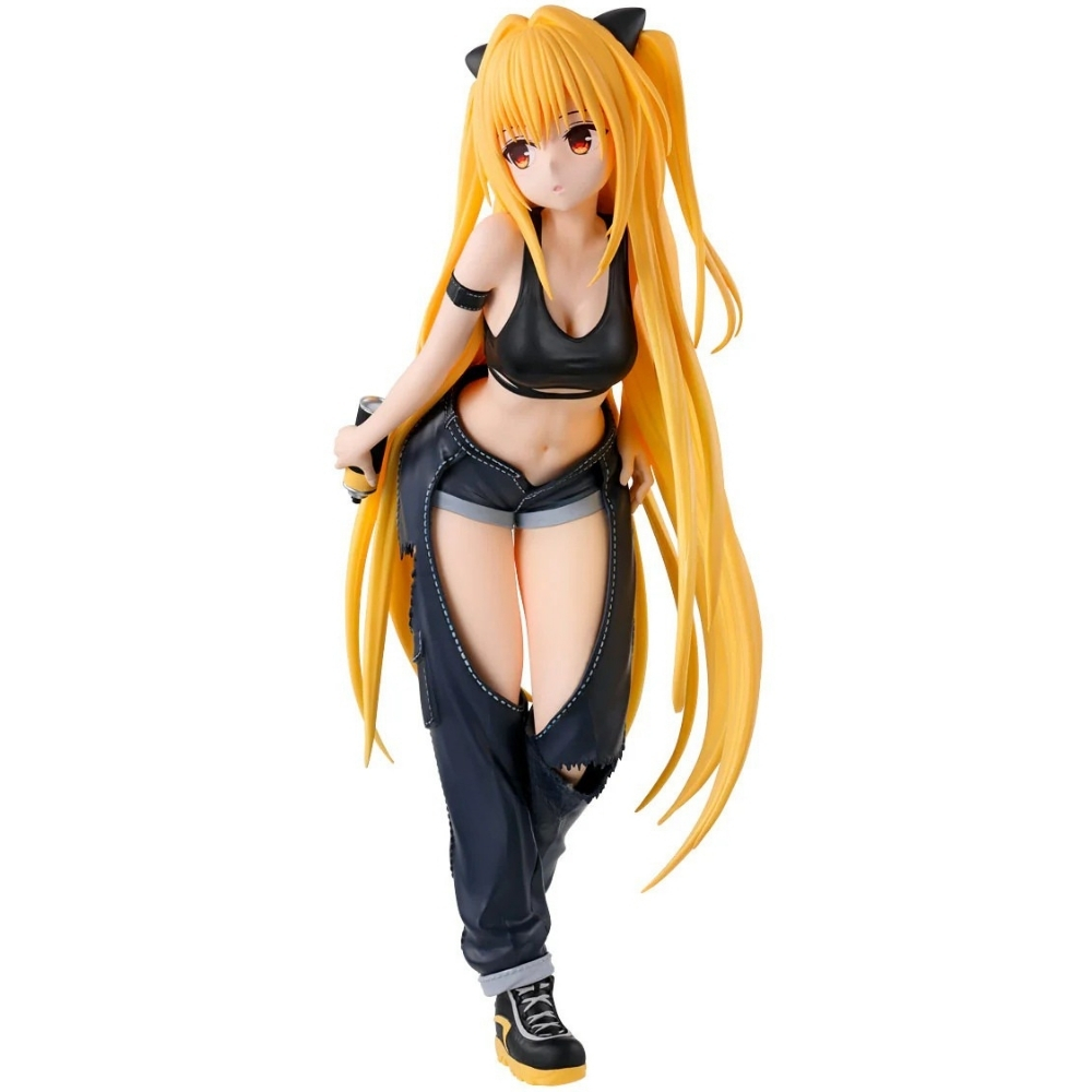 Statua anime con lunghi capelli biondi, orecchie da gatto, top nero e jeans strappati.