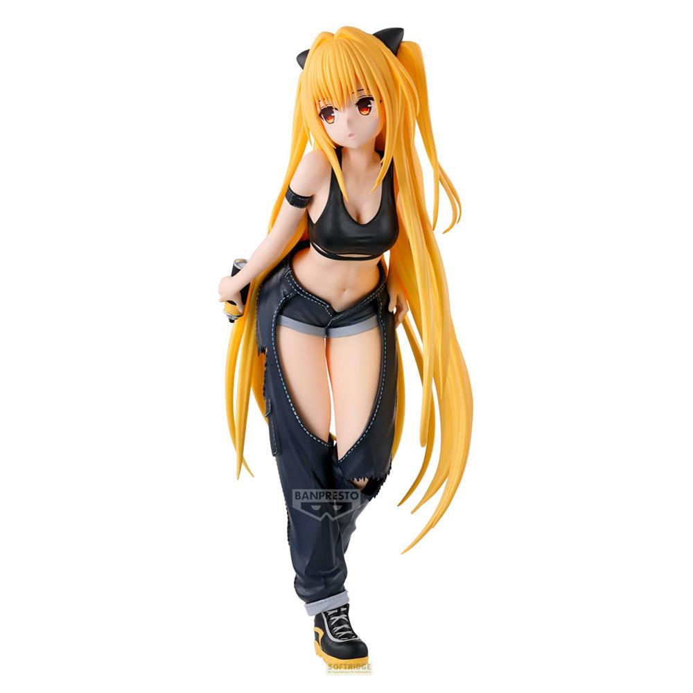 Figura anime di una giovane donna con lunghi capelli biondi, top nero e pantaloni strappati.