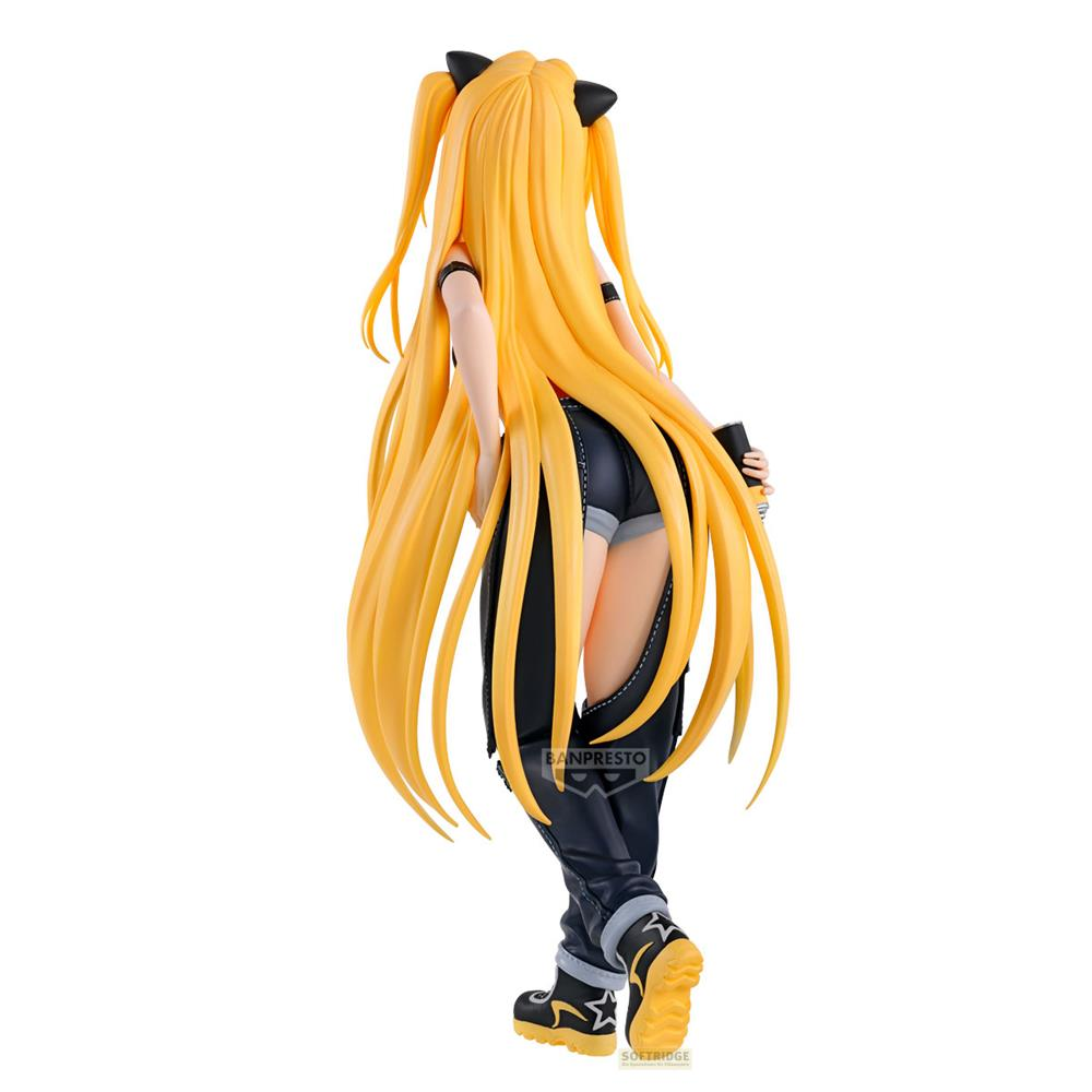 Figura anime con lunghi capelli biondi che le cadono sulle spalle. Indossa abiti neri.