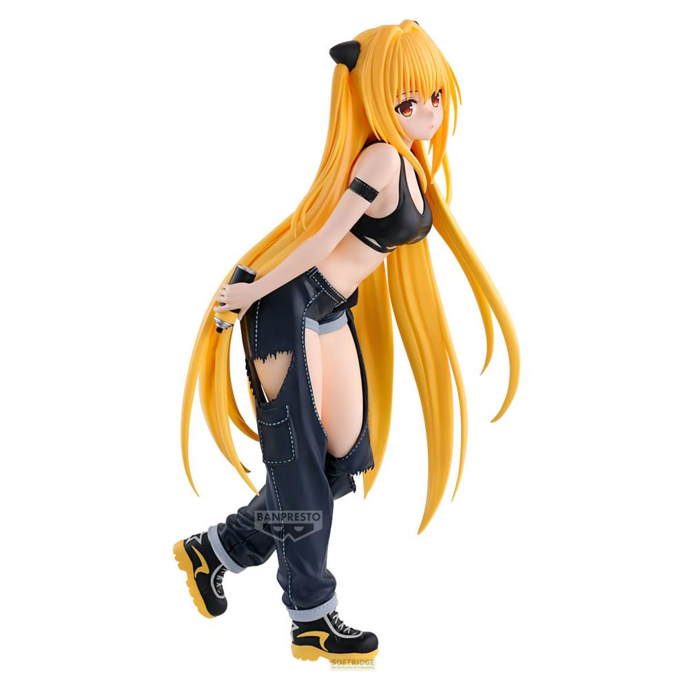 Figura anime con lunghi capelli biondi, top nero e pantaloni strappati, tiene una lattina.