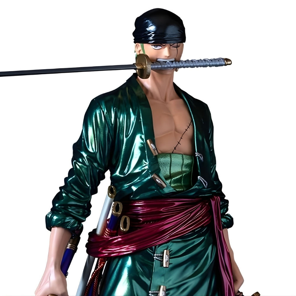 Una figura di Zoro in kimono verde tiene spade, una in bocca. Ha una fascia rossa.