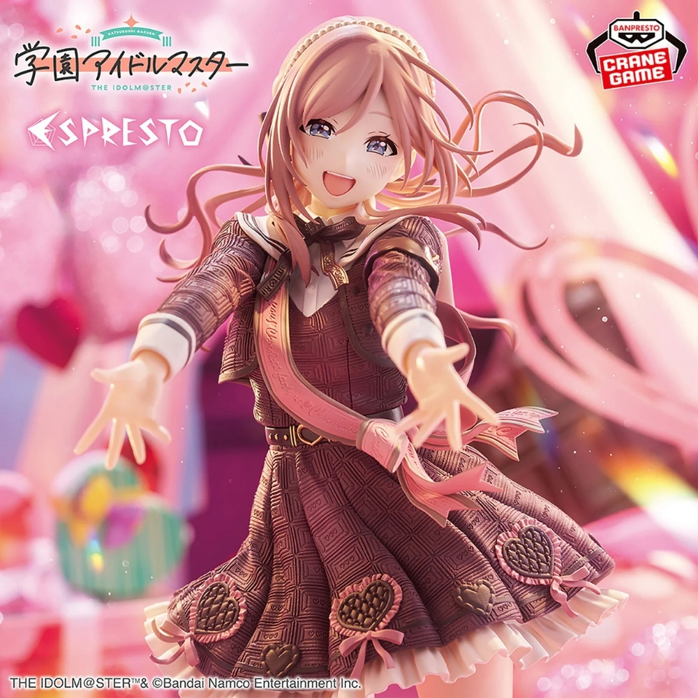 Figura anime in abito marrone con motivi a cuore e fascia rosa, su sfondo rosa.