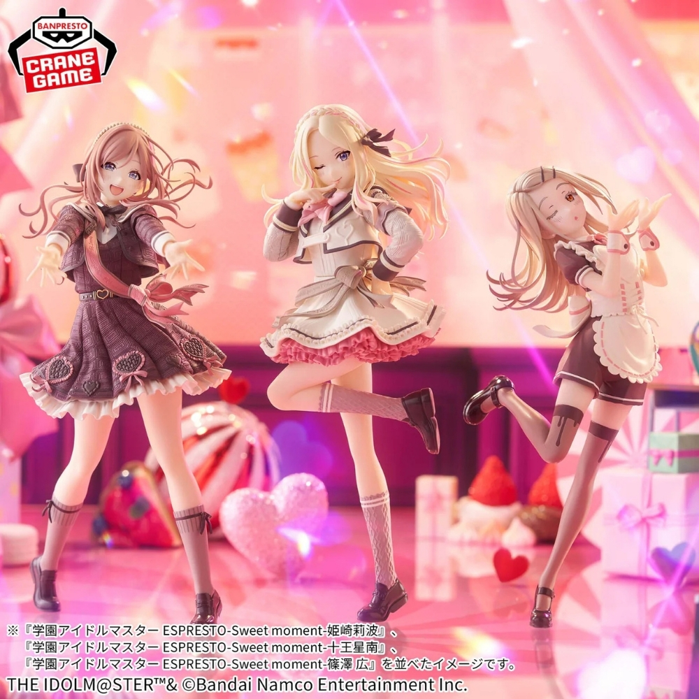 Tre figure anime in abiti carini davanti a uno sfondo rosa sfocato con cuori.