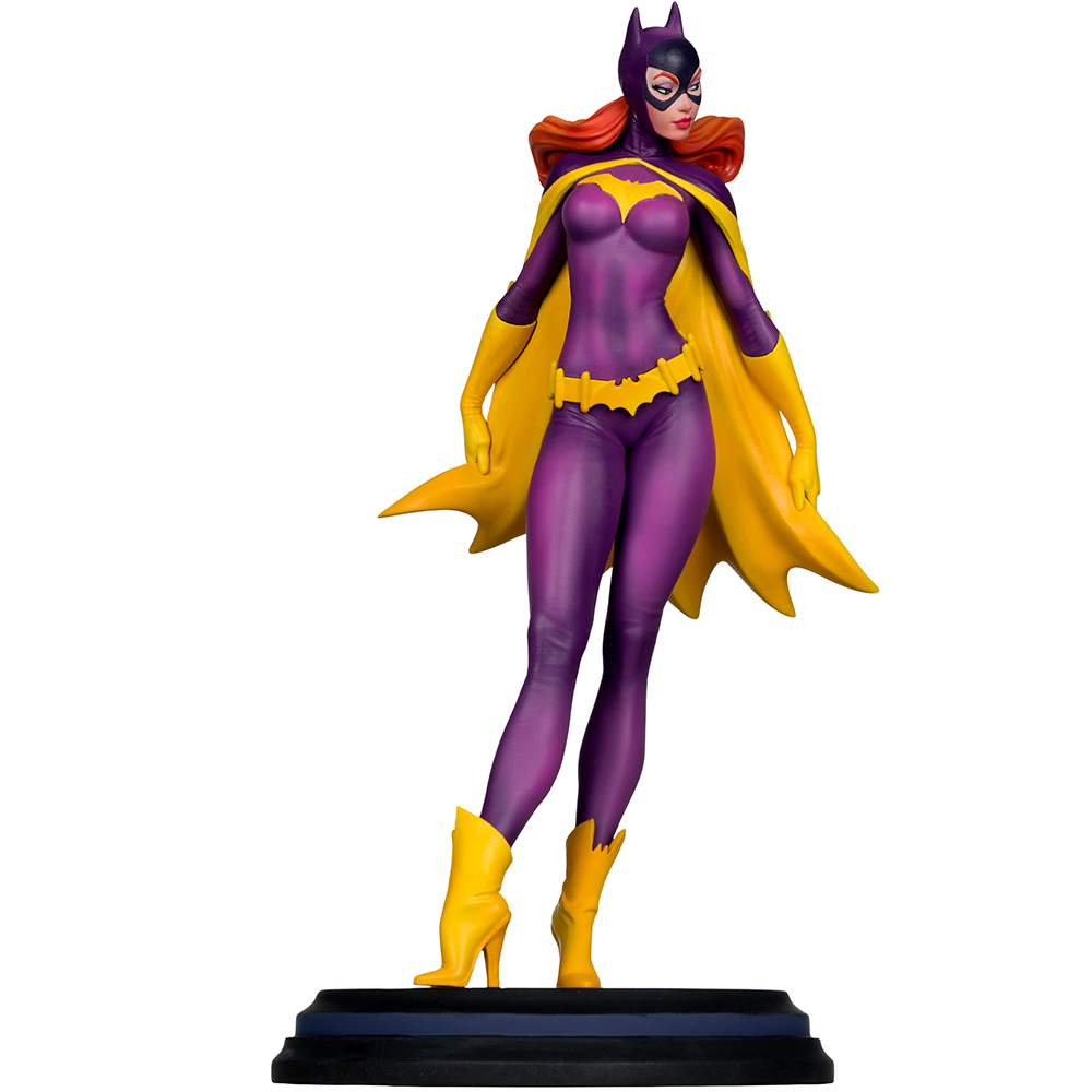 Statua di Batgirl in tuta viola, mantello giallo e stivali su base scura.