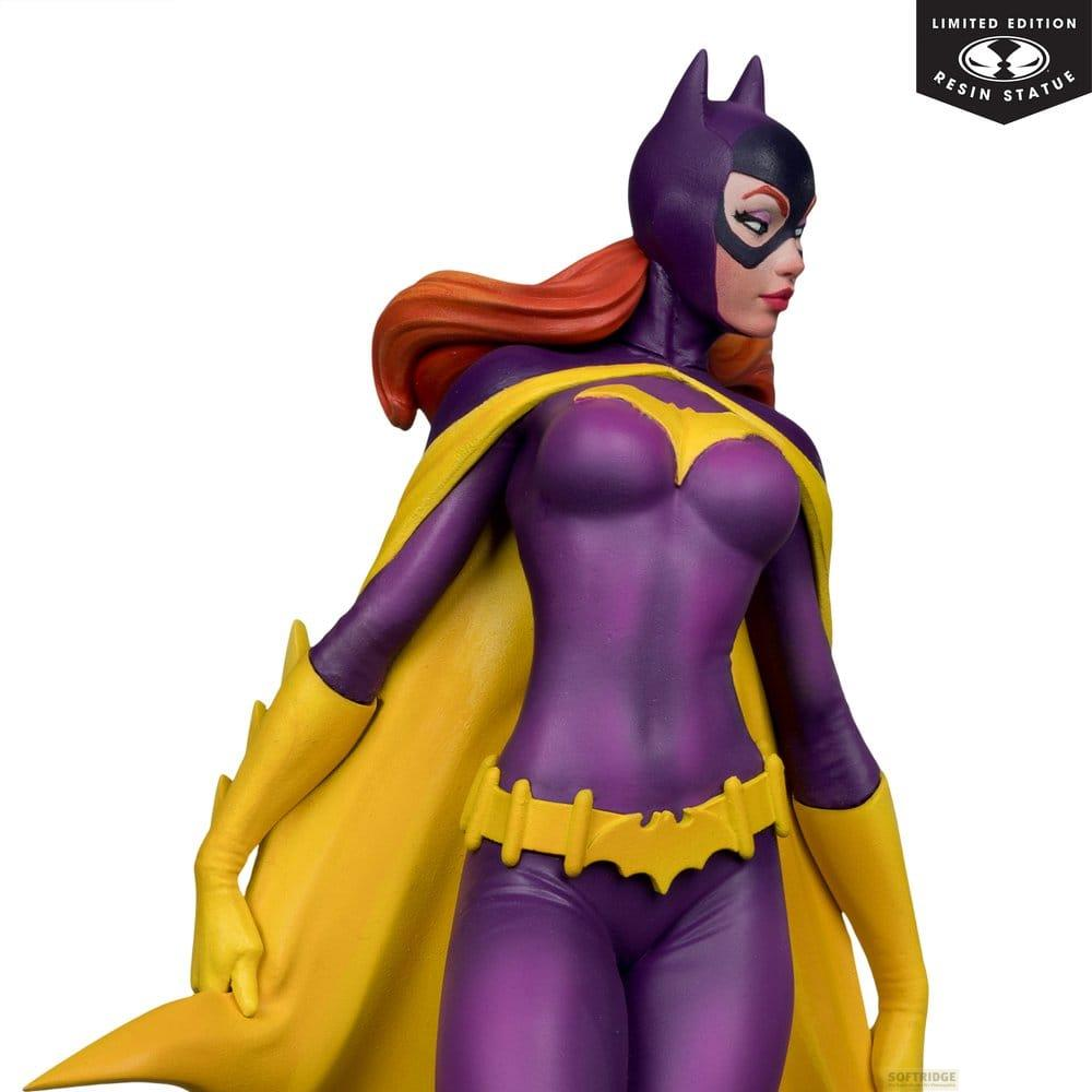Una statua di Batgirl in viola e giallo con capelli rossi.