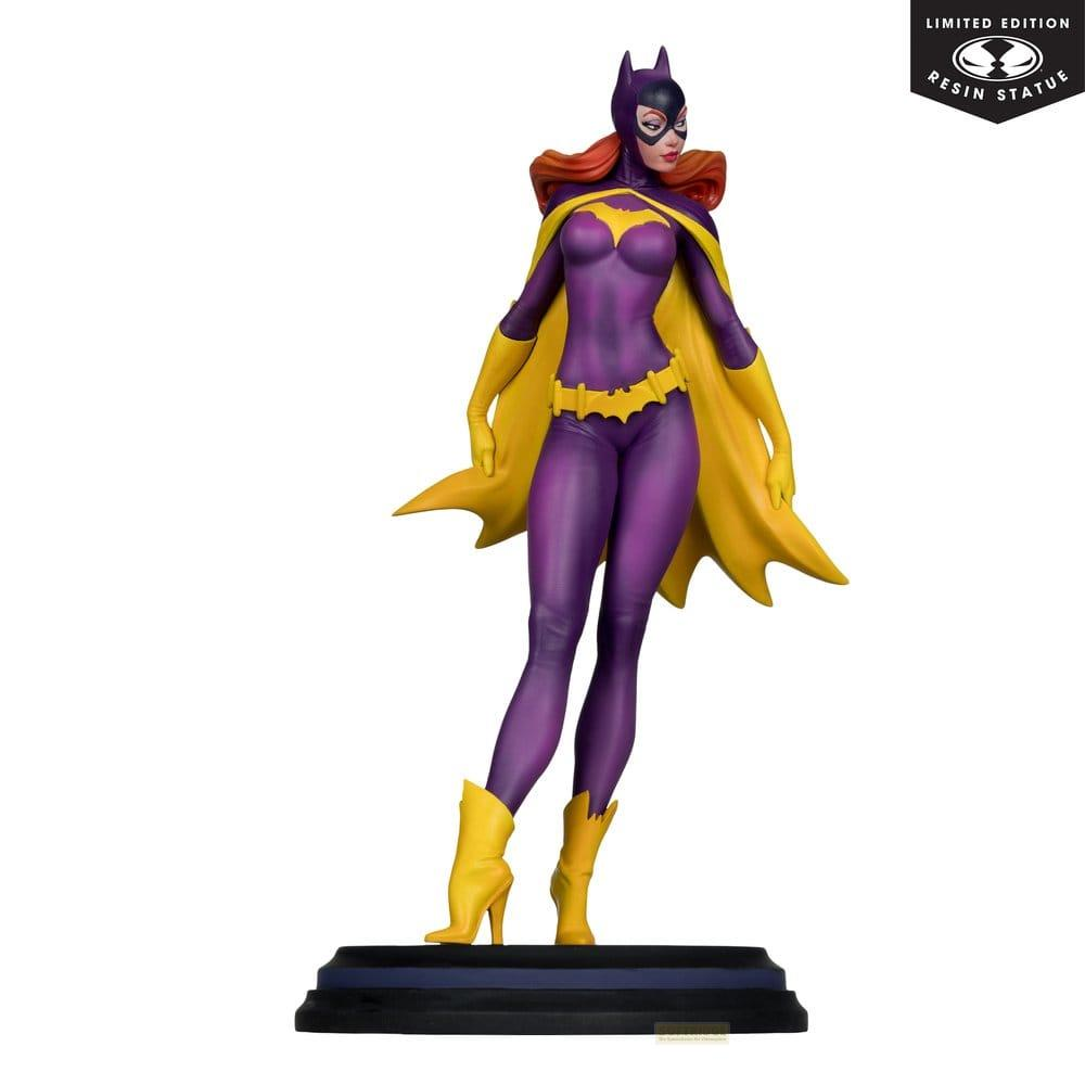 Statua di Batgirl in tuta viola, mantello giallo e stivali su una base.
