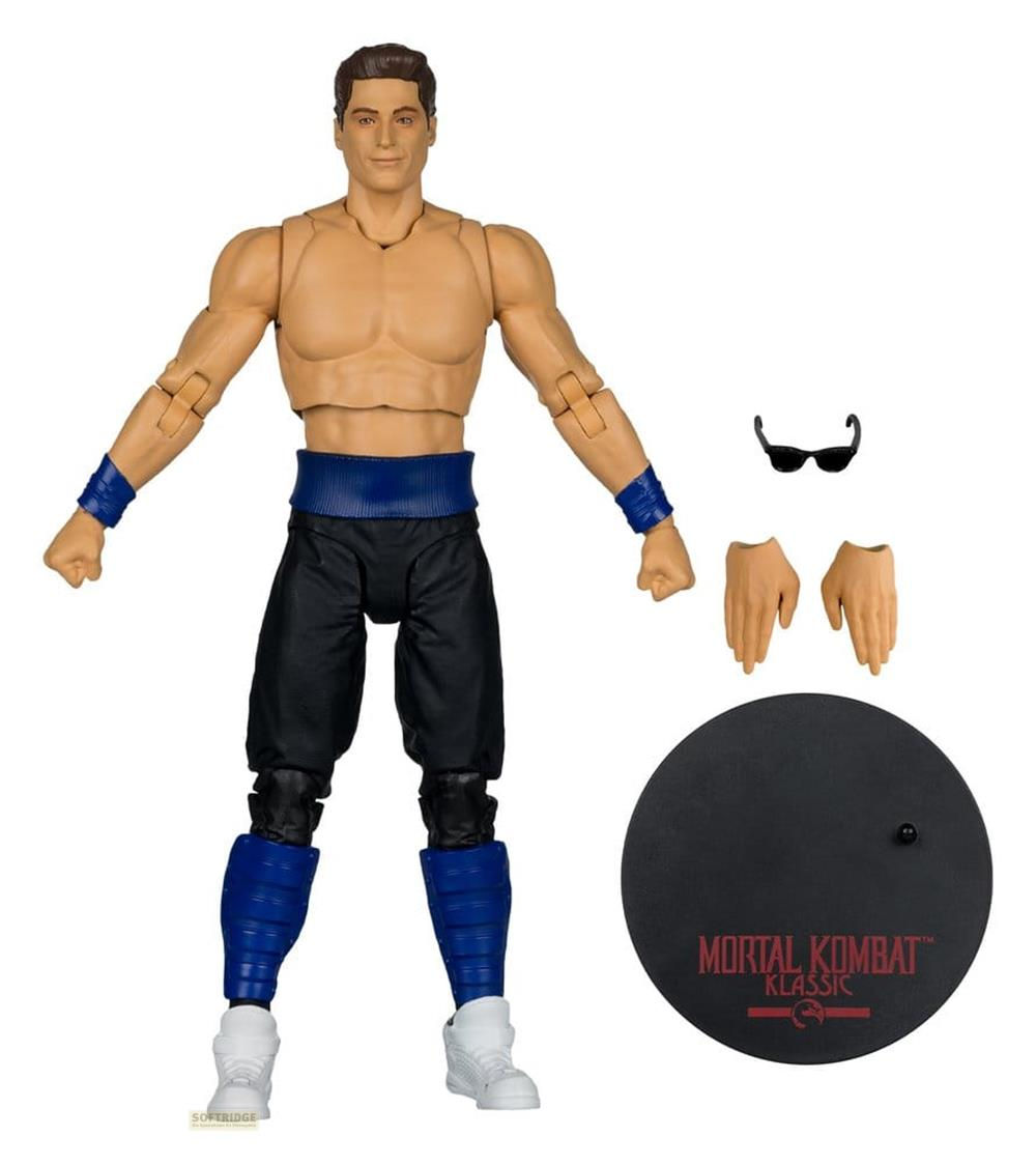 Action figure a torso nudo, pantaloni neri, fasce blu e sneakers bianche, con accessori.