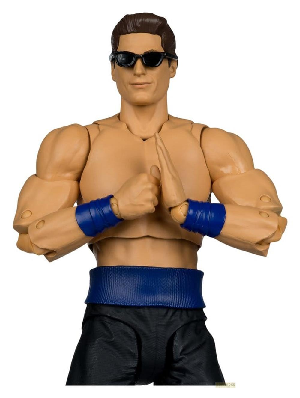 Action figure con occhiali da sole, bracciali blu e pantaloncini neri.