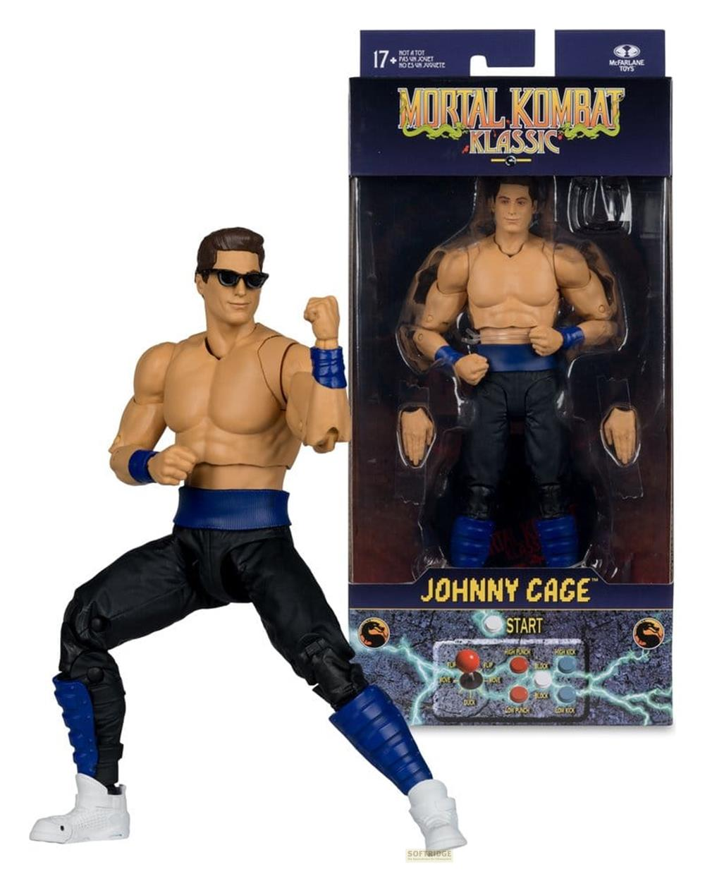Action figure di Johnny Cage in pantaloni neri, cintura blu, occhiali da sole, accanto alla confezione.