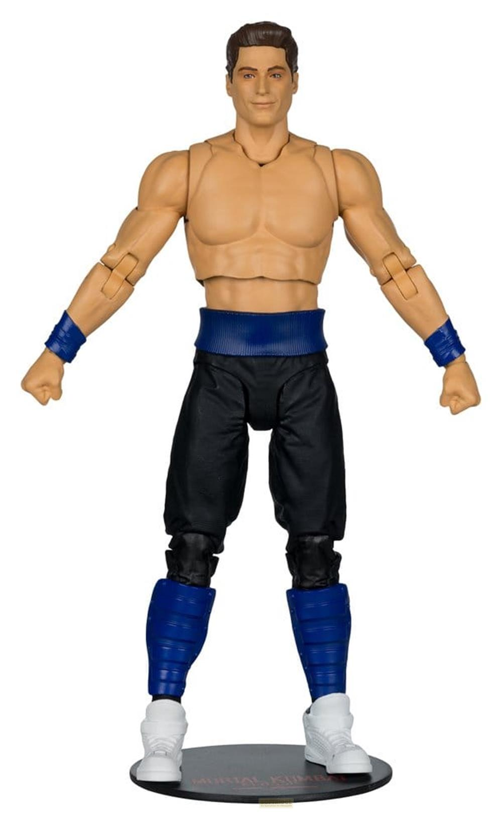 Action figure a torso nudo con pantaloni neri, braccialetti e parastinchi blu.