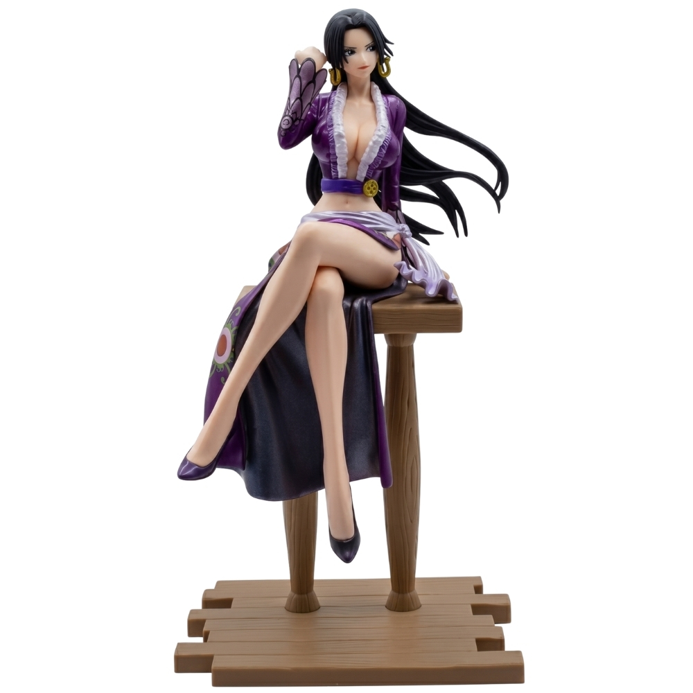 Una figura de Boa Hancock con un traje morado, sentada en un taburete de madera.