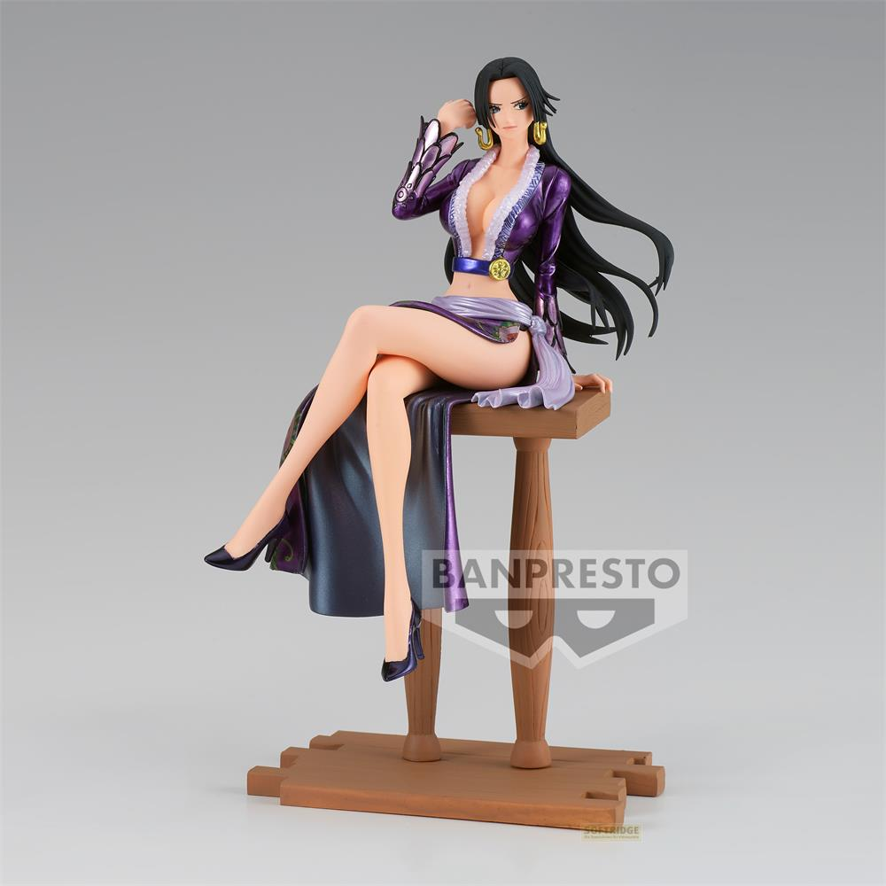 Una figura de mujer con traje morado se sienta en una plataforma de madera.