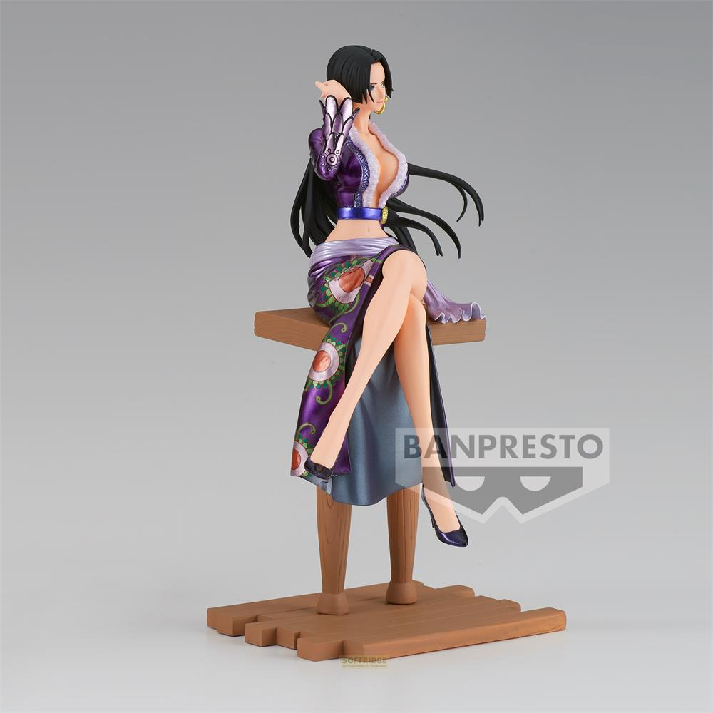 Figura de Boa Hancock vestida de púrpura sentada en un taburete de madera con logo Banpresto.