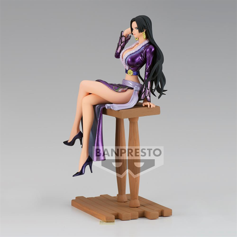 Una figura de Boa Hancock con traje morado, sentada en un taburete de madera.