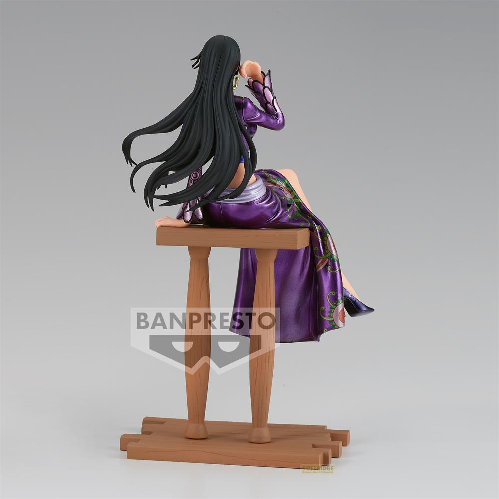 Una figura de Boa Hancock con vestido lila se sienta en un pedestal de madera.