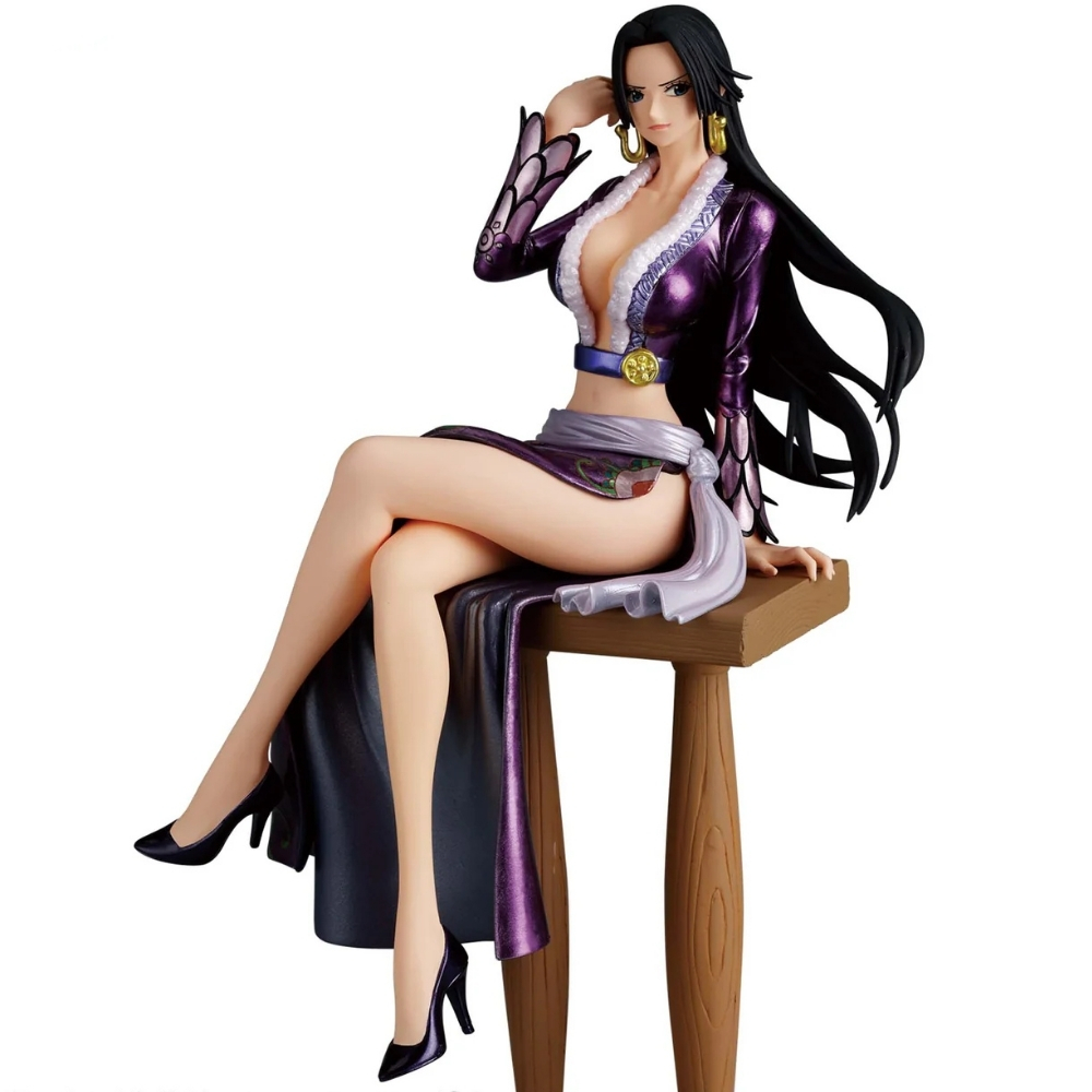 Una figura de Boa Hancock se sienta en un taburete de madera, con un vestido morado.