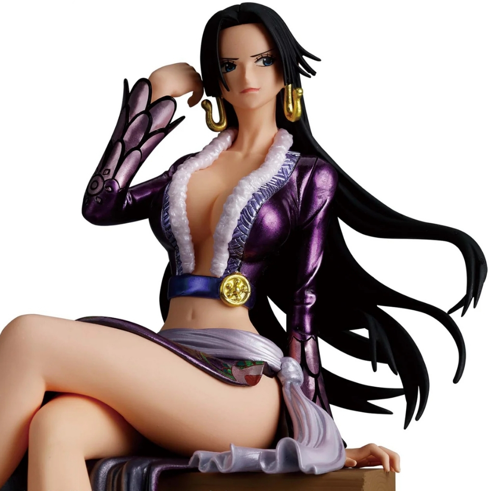 Una figura de Boa Hancock con traje morado, ribete de pelo blanco y pendientes dorados.