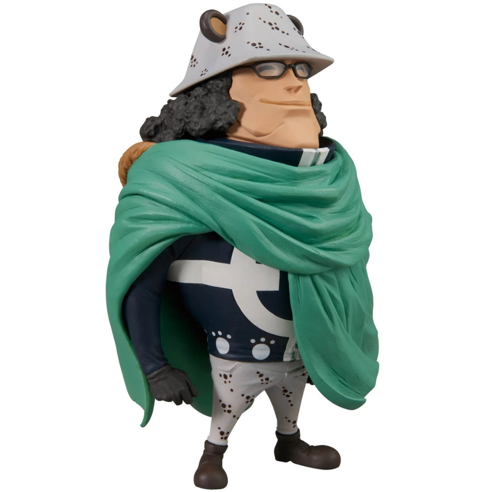 Una figura con cappello bianco, occhiali, veste verde, camicia blu scuro e pantaloni bianchi.