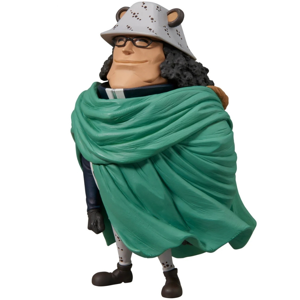 Un personaggio con cappello con orecchie d'orso, avvolto in un mantello verde.