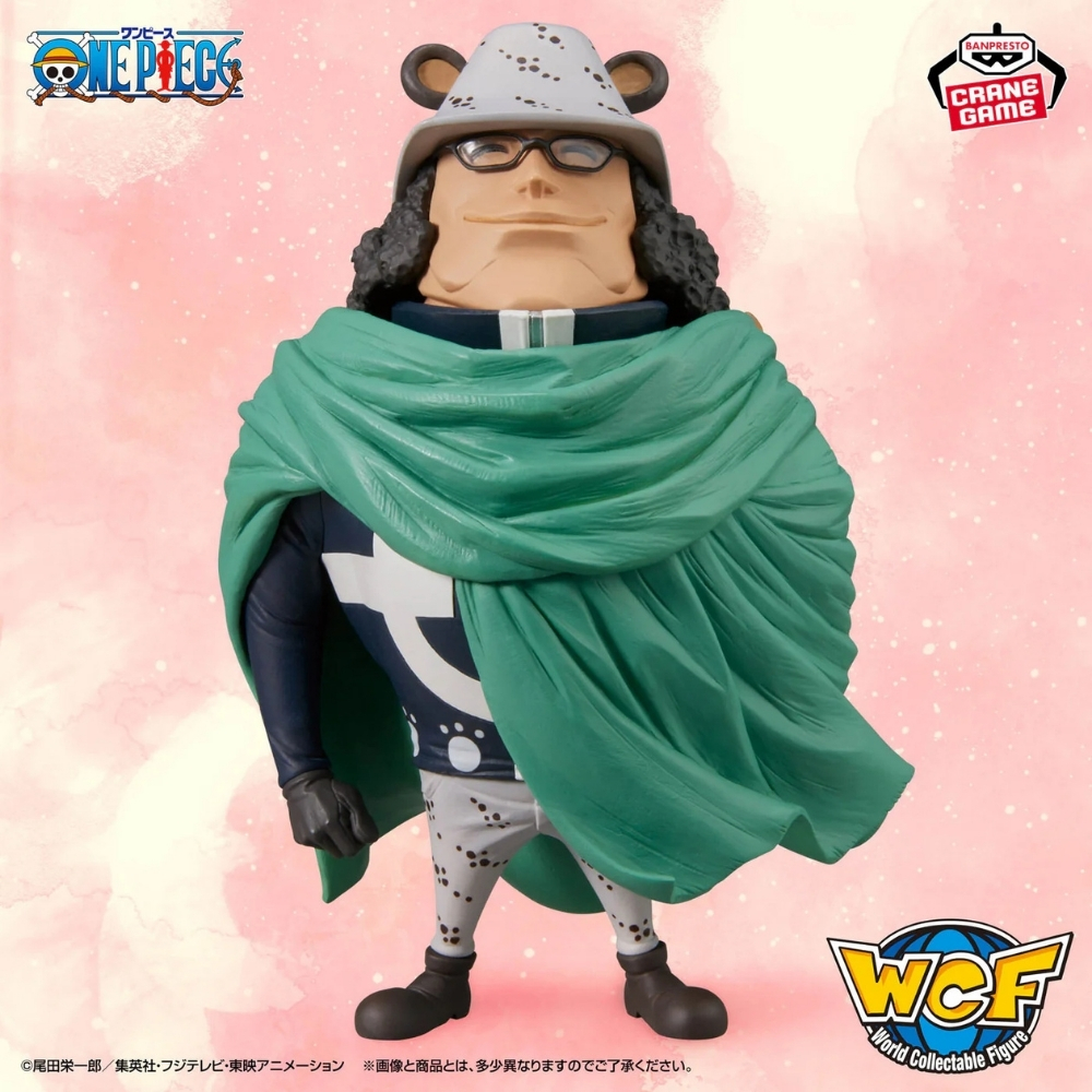 Una figura con mantello verde, occhiali e orecchie d'orso su sfondo rosa.