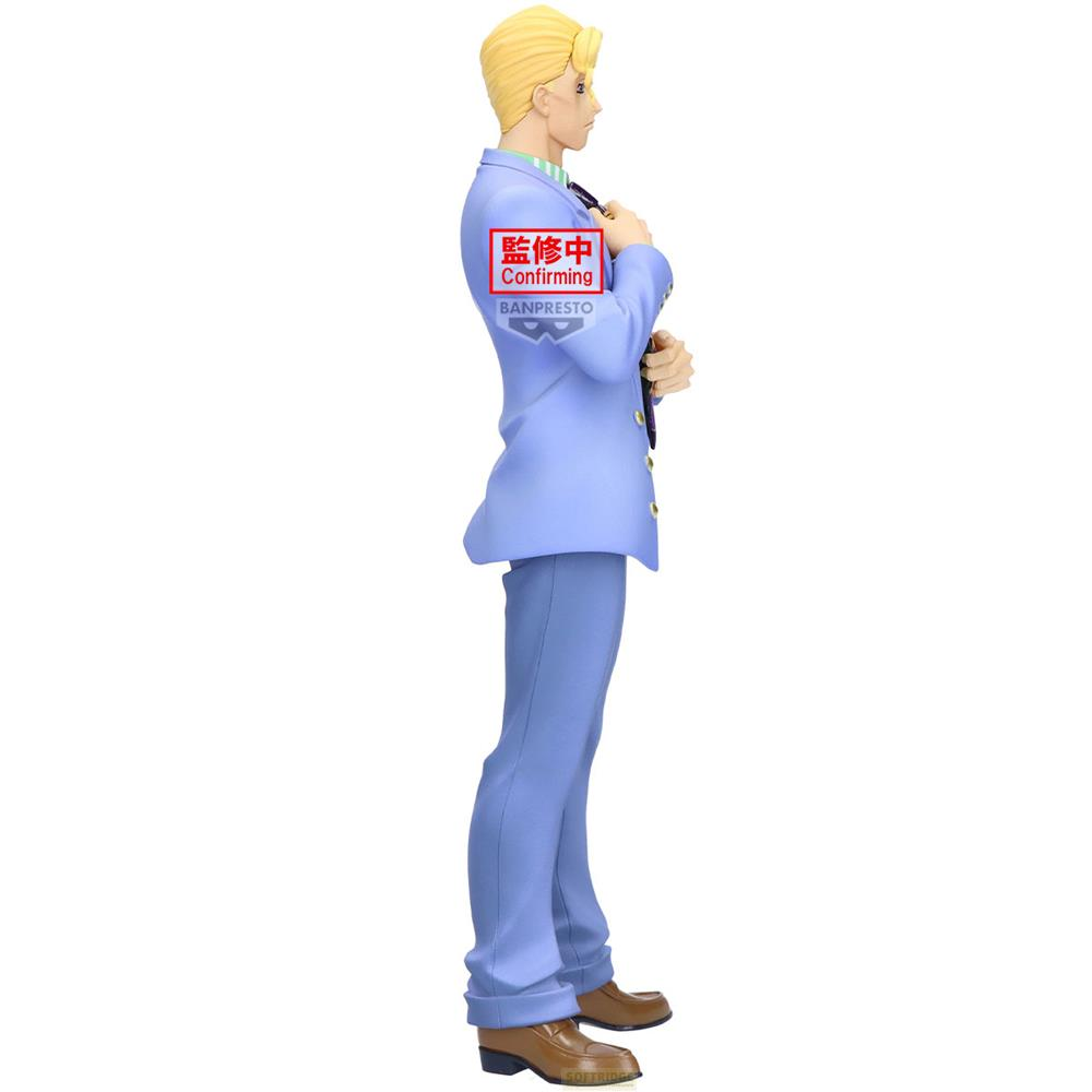 Una figura maschile in completo azzurro con camicia a righe e cravatta.