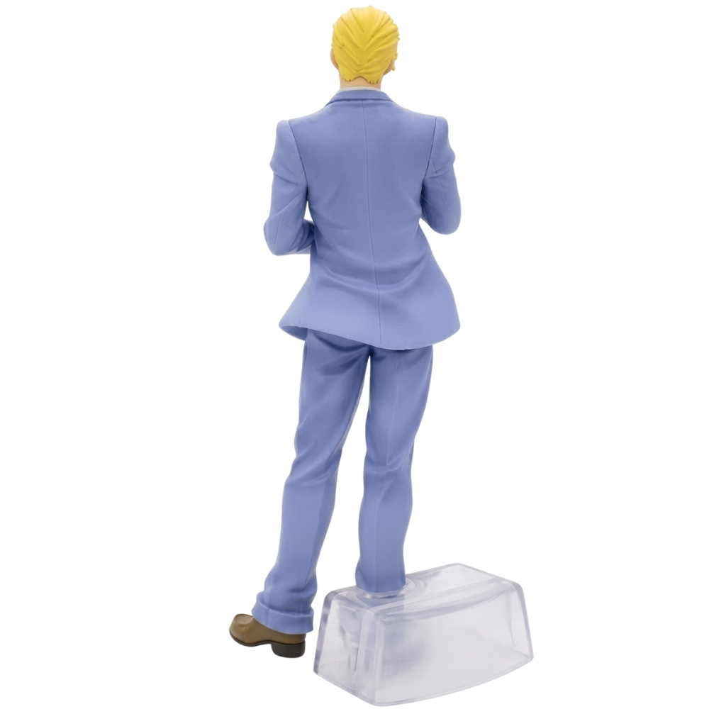 Una figura di uomo in abito blu chiaro sta su una base trasparente.