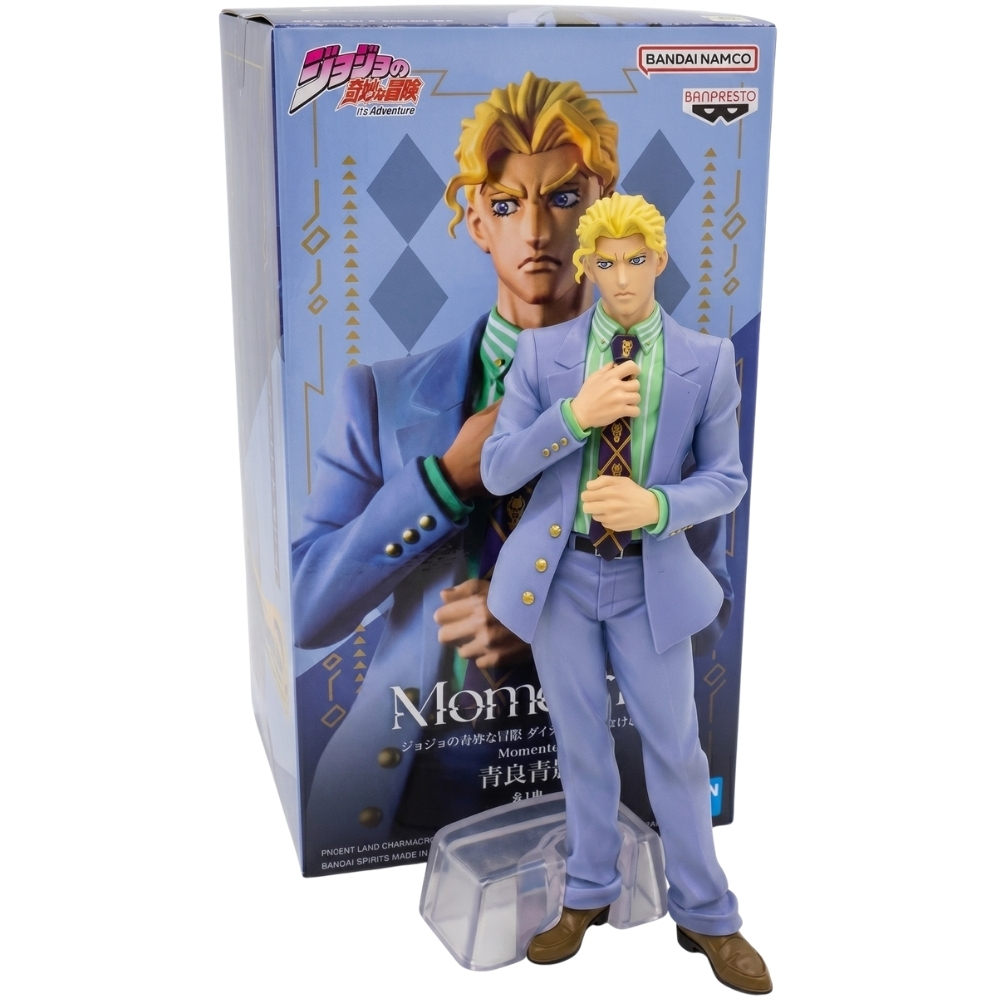 Una figura di JoJo's Bizarre Adventure di Kira Yoshikage in abito blu accanto alla sua scatola.