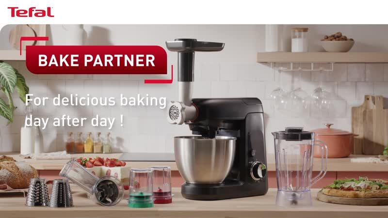 Eine Küchenmaschine mit Fleischwolf-Aufsatz, Mixer, Brot und Pizza