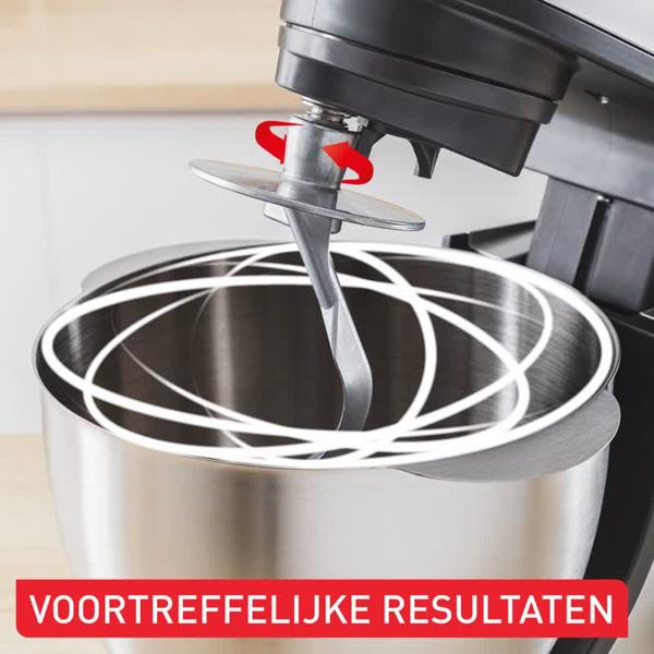 Ein Küchenmixer mit einem Rührhaken im Edelstahldekel. Rote Pfeile zeigen die Drehrichtung.