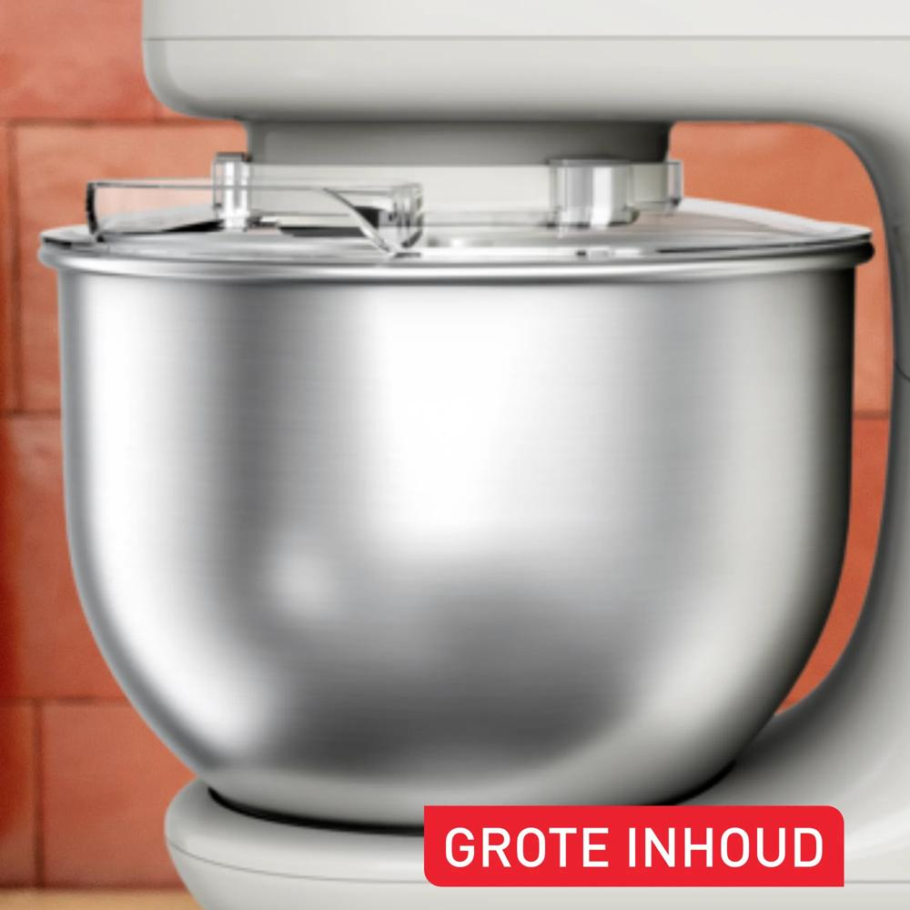 Nahaufnahme einer Küchenmaschine mit großem Edelstahlsockel und weißem Gehäuse.