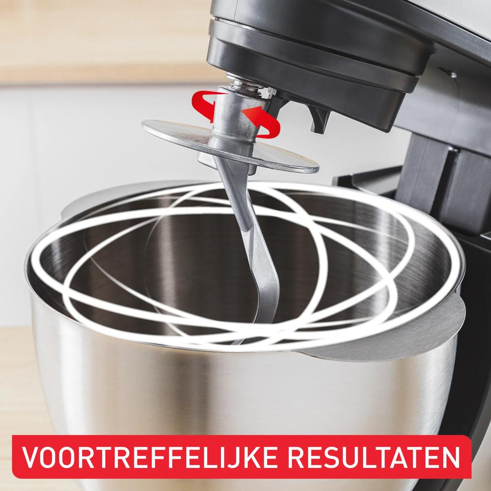 Ein Küchenmixer mit einem Hakenaufsatz in einer Edelstahlschüssel.