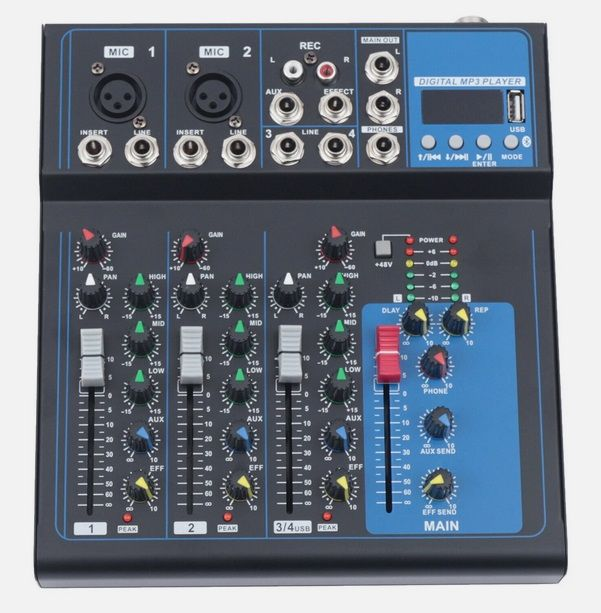 Un mixer audio nero e blu con numerosi manopole, slider e ingressi.