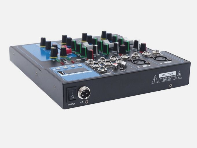 Un mixer audio nero con manopole e connettori su sfondo grigio.