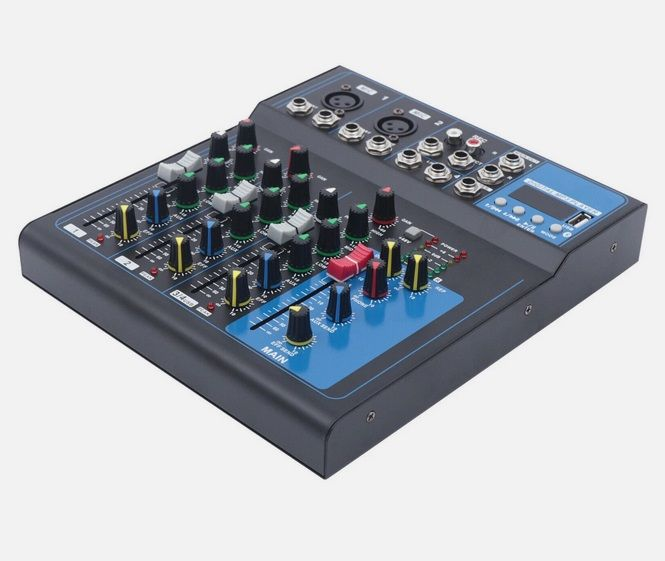 Un mixer audio nero con accenti blu, manopole e interruttori.