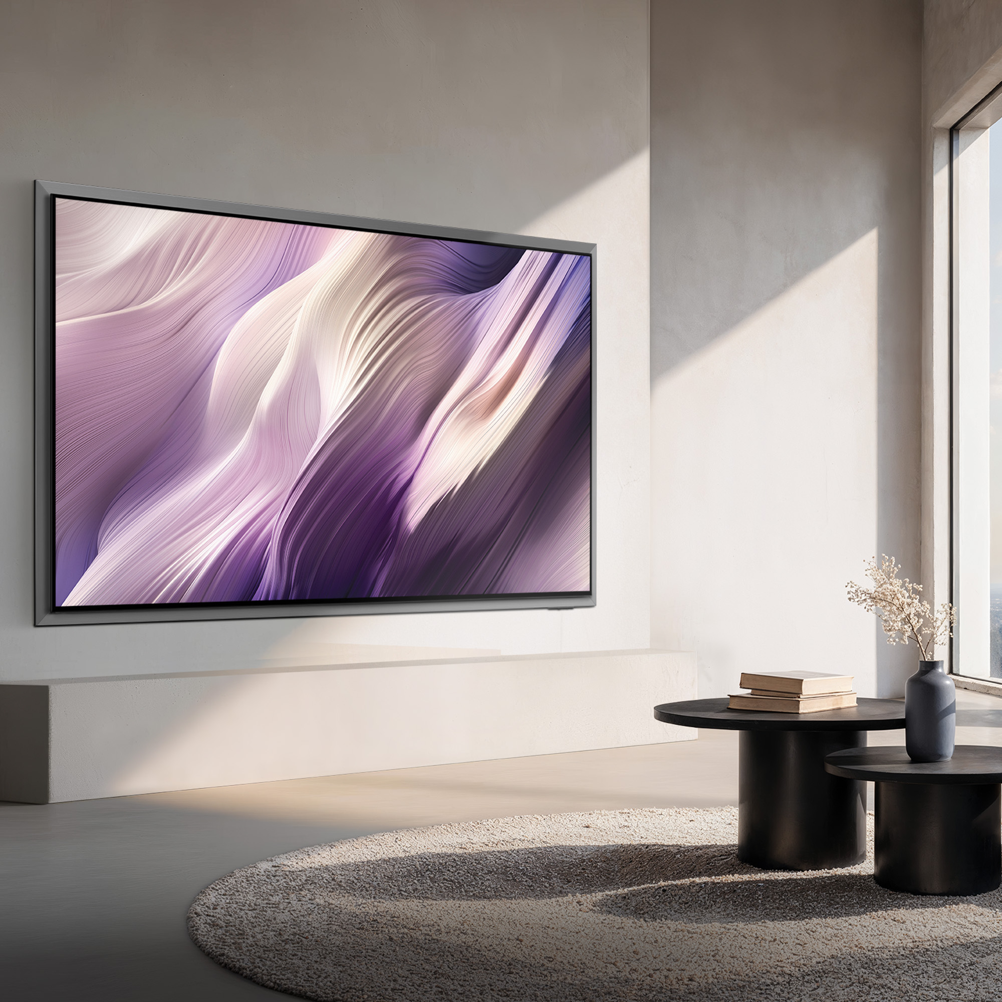 Un grande TV con arte astratta, vicino a una finestra. Due tavoli neri davanti.