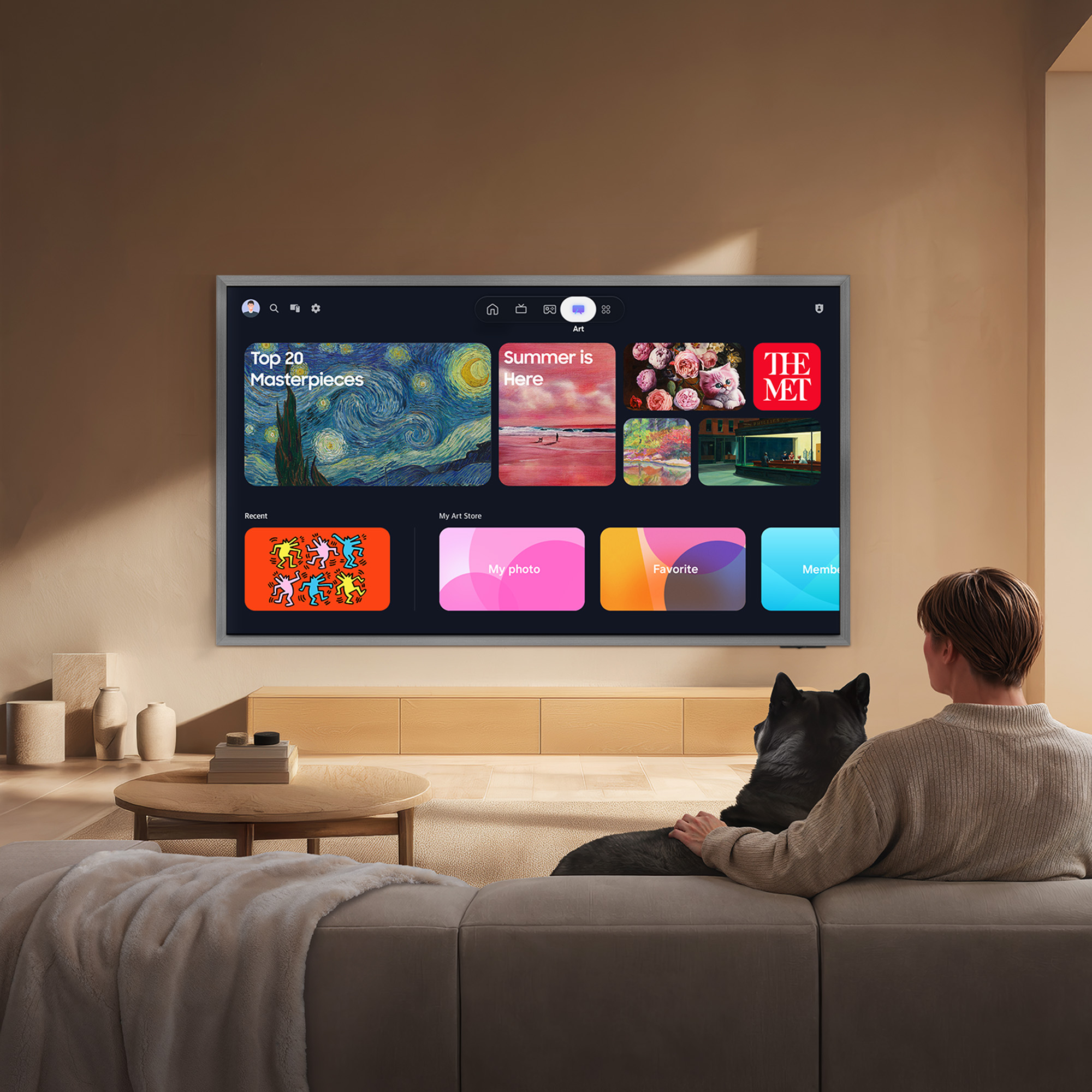Persona e cane siedono sul divano di fronte alla TV che mostra un'app d'arte.