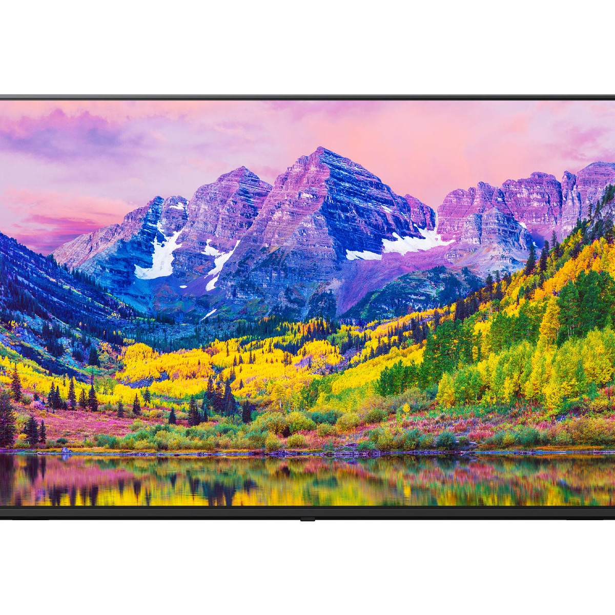 Panorama montano con lago e alberi autunnali colorati.