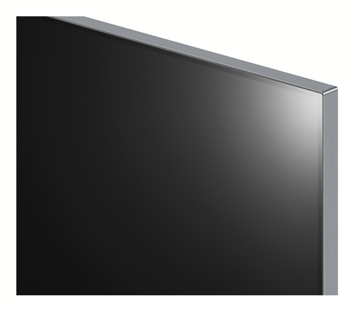 Primo piano di uno schermo TV nero con cornice argentata, molto illuminato.