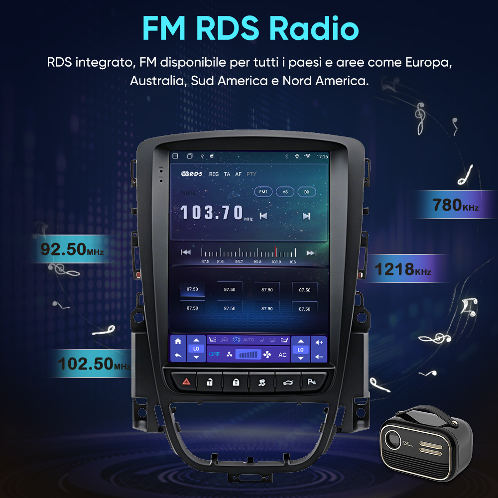 Schermo autoradio mostra frequenze FM e controlli. Una piccola radio a destra.