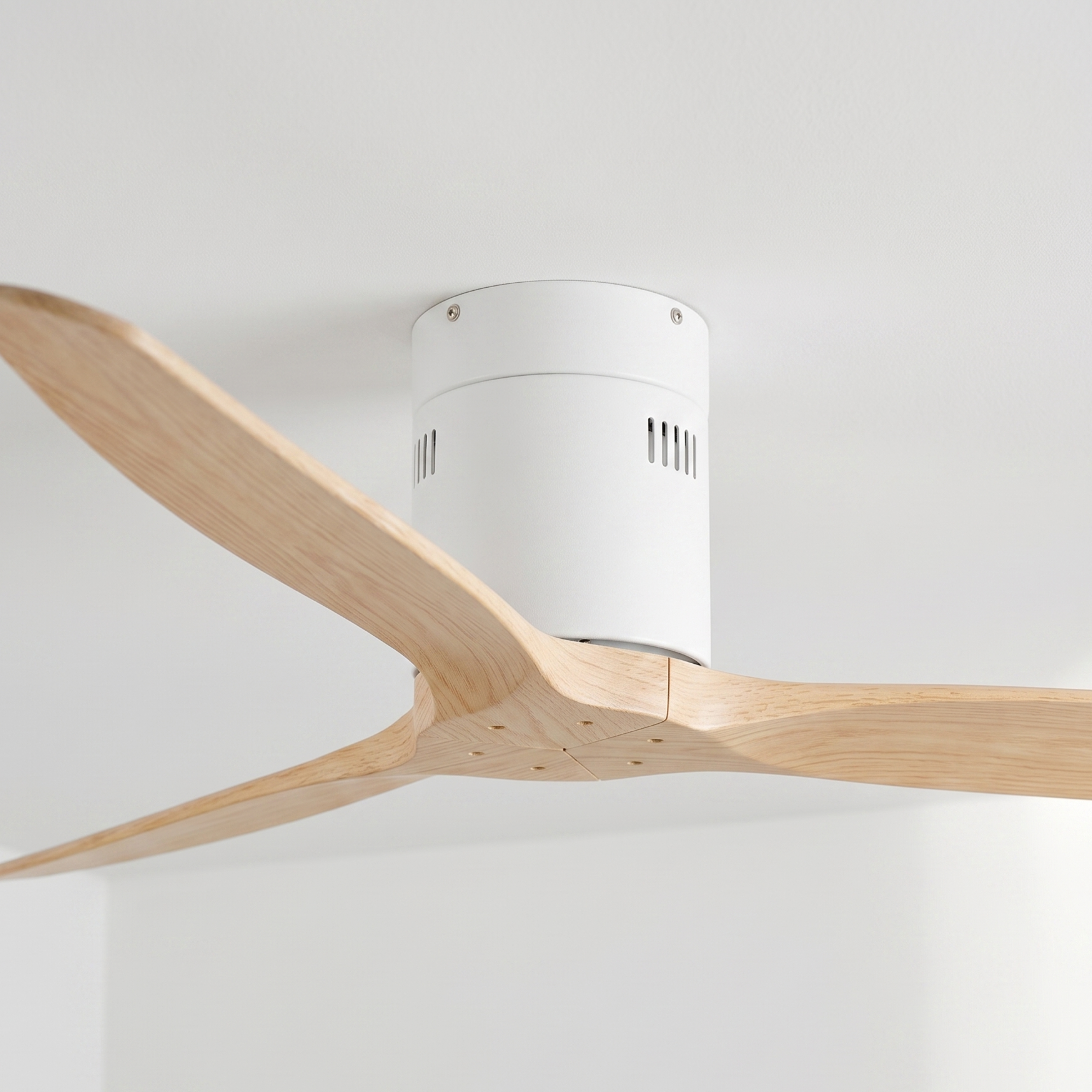 Ventilador de techo con tres aspas de madera y carcasa blanca.