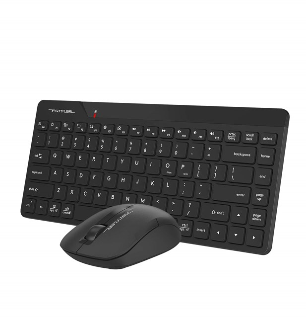QWERTY düzenine sahip siyah klavye ve fare.