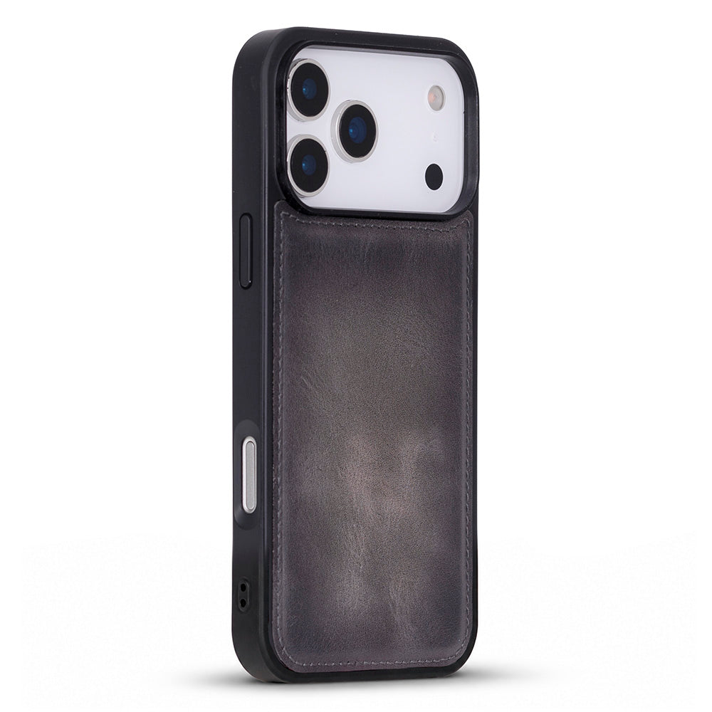 Arkada deri cepli ve kamera çıkıntılı siyah iPhone kılıfı.