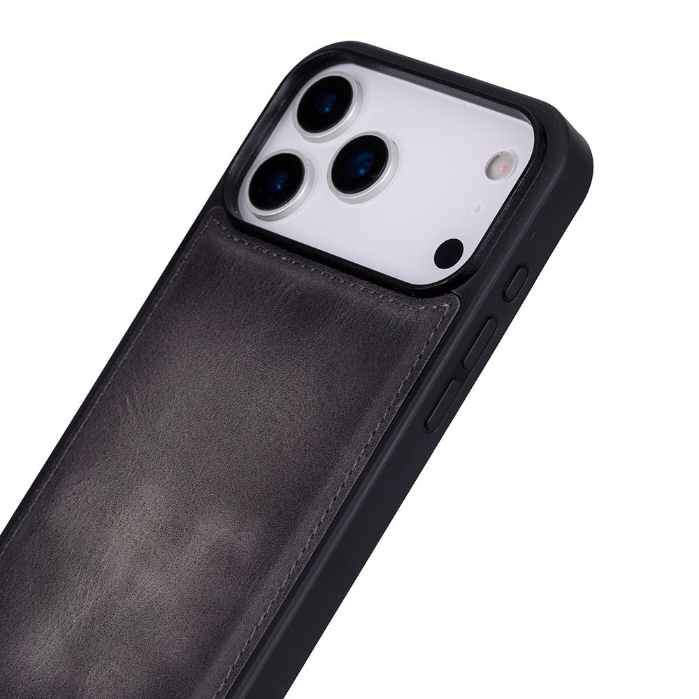 Üç kamera lensli ve gri deri cepli siyah iPhone kılıfının arka görünümü.