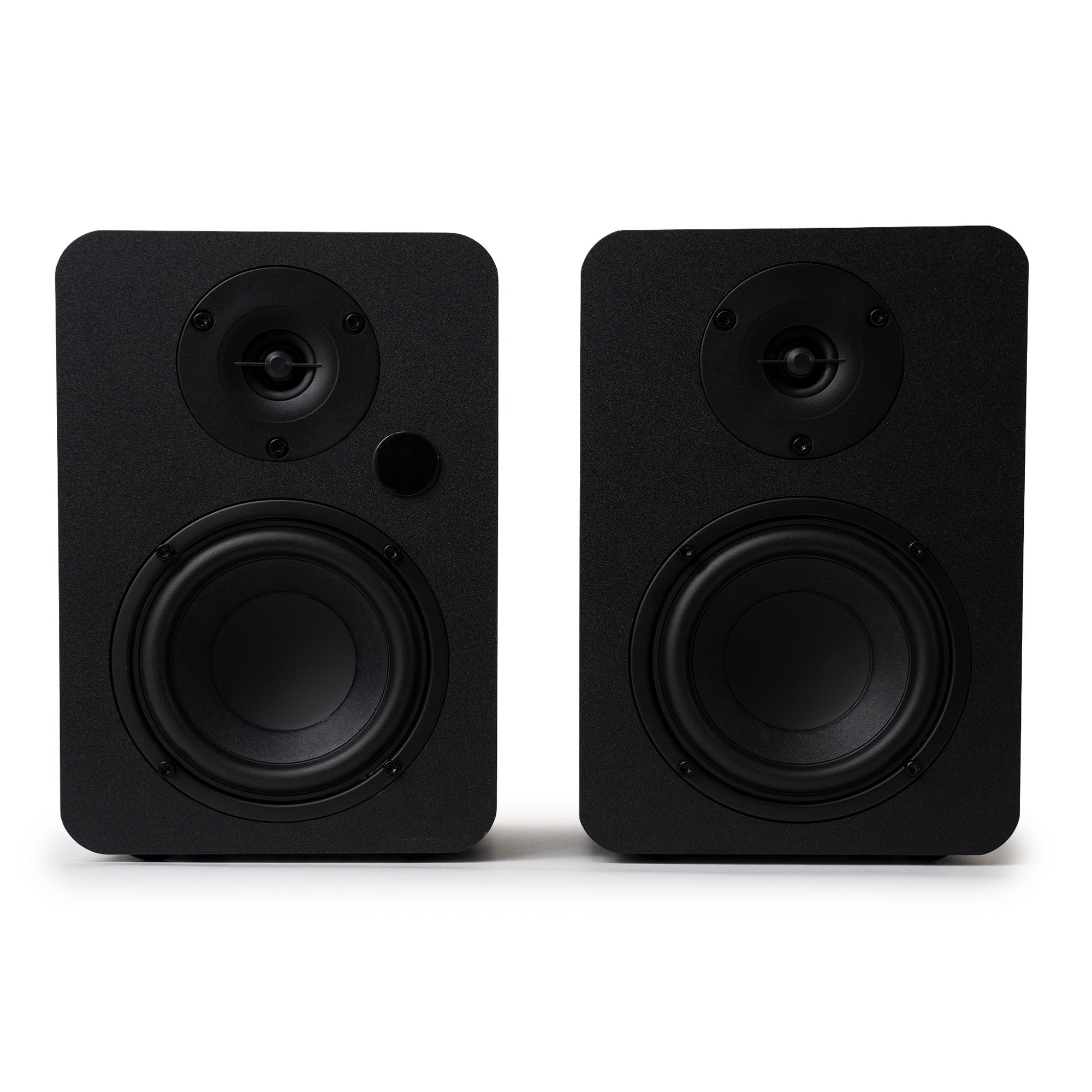Dos altavoces negros con tweeter y woofer, uno al lado del otro.